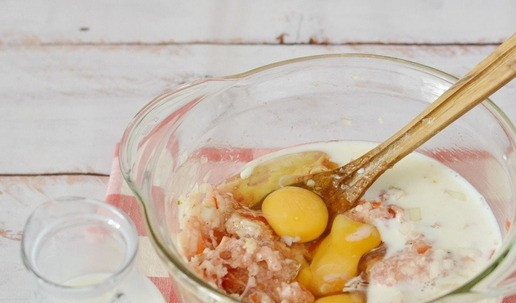 1. Этап. Запеканка из куриного фарша с вермишелью: Вбейте яйца и в несколько приемов введите молоко, размешайте. У вас получится довольно жидкая масса.