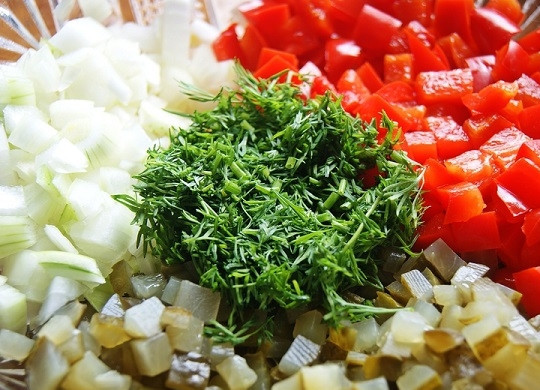 1. Этап. Салат из горбуши с рисом: Нарезаем небольшими кубиками репчатый лук, огурцы и маринованный перец. Перец можно брать и свежий. Добавляем кукурузу и мелко нарезанный укроп.