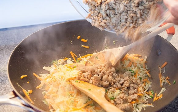 1. Этап. Мясо в рисовой бумаге: 5. Выложите мясо к овощам, перемешайте и доведите до готовности. Снимите начинку с огня и хорошо остудите.