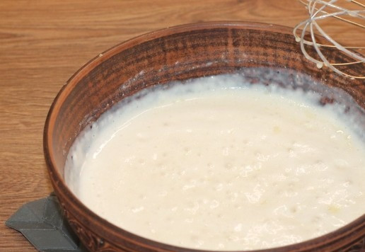 1. Этап. Закусочные пирожки с рубленной индейкой: 5. В пенную опару добавляем белок и сливочное масло, перемешиваем до однородности.