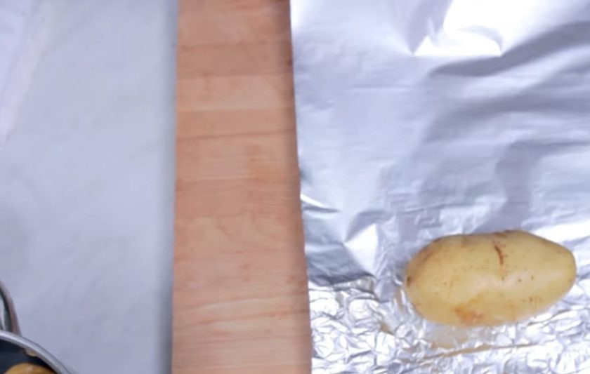 1. Этап. Крошка картошка (плюс 2 начинки): 1. Картофель хорошо помойте или очистите от кожуры, заверните в толстый слой фольги и оправьте в духовку на 1,5-2 часа при температуре 180 градусов. Готовность проверяйте деревянной шпажкой.