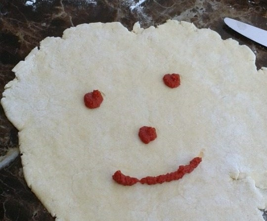 1. Этап. Булочки-рулеты с сырной начинкой: 2. Добавьте пару капель томатного соуса (или любой другой), чтобы булочки не были сухими.