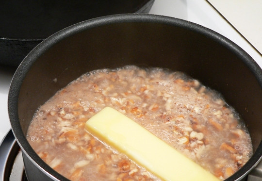 1. Этап. Канадский ореховый торт: Добавьте 110 гр. сливочного масла.