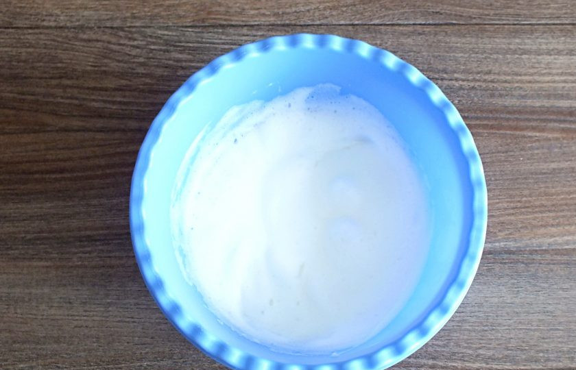 1. Этап. Миндально-кокосовое печенье: Охлажденные белки взбейте в пышную пену.