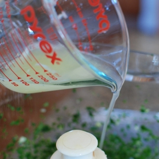 1. Этап. Стейки в зеленом маринаде: Добавляем сок двух лимонов.