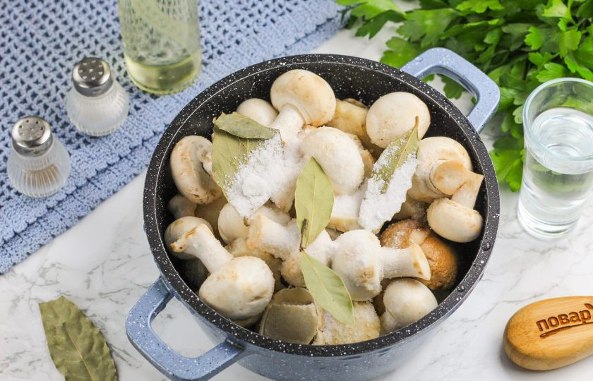 1. Этап. Грибы по-польски: Всыпьте соль и добавьте лавровые листья. По желанию допустимо всыпать и пару горошин черного перца, но не душистого, чтобы он не перебил грибной аромат.