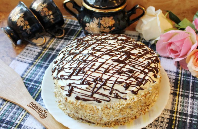 1. Этап. Шоколадный торт с черносливом и орехами: Верх торта украсьте растопленным шоколадом.