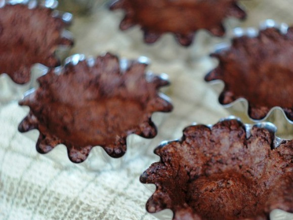 1. Этап. Шоколадно-вишневые пирожные: Добавьте в крошку растопленное масло, перемешайте и выложите получившееся тесто в формочки. Выпеките их в духовке в течение 15 минут при 18 градусах и остудите.