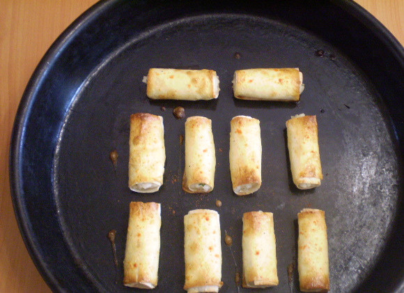 1. Этап. Трубочки из лаваша, запеченные в духовке: Трубочки готовы. Снимаем их с листа и подаем к столу . Приятного аппетита!