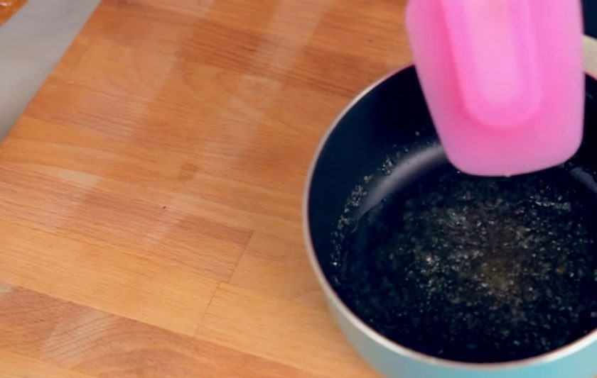 1. Этап. Штурмовик со взбитыми сливками: 1. Желатин залейте холодной водой и оставьте его на час набухнуть. Затем растопите его на маленьком огне, но не доводите до кипения. Охладите желатин.