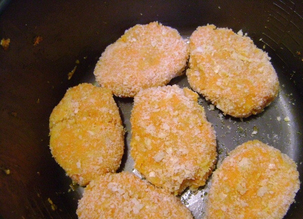 1. Этап. Морковные котлеты в мультиварке: Выкладываем котлеты в чашу мультиварки и включаем режим 