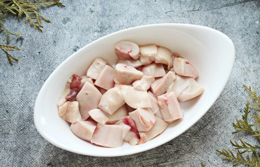 1. Этап. Лососевые молоки запеченные в духовке: Форму для запекания смажьте растительным маслом. Молоки лососевых рыб порежьте на кусочки, выложите в форму.