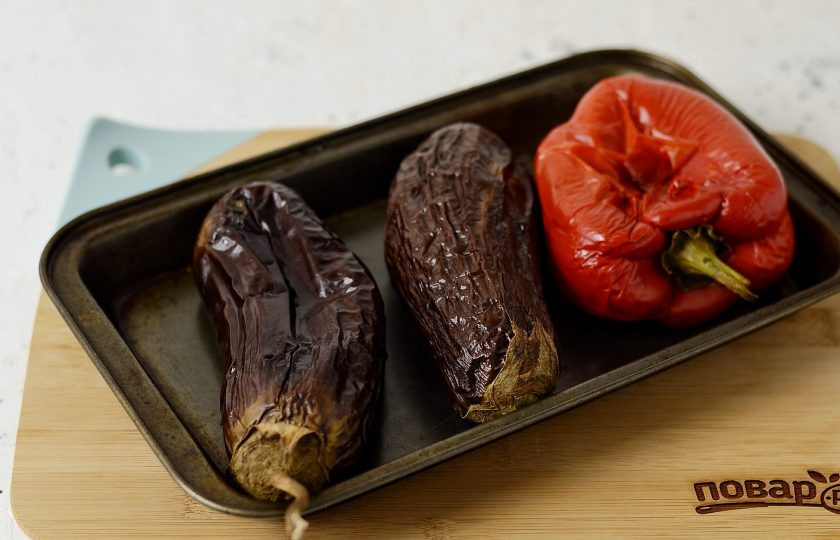 1. Этап. Овощной тьян из баклажанов и болгарского перца: Баклажаны и болгарский перец запеките в духовке при температуре 200 градусов до готовности. По времени это займет примерно 40-45 минут, во время запекания овощи лучше один раз перевернуть, чтобы они равномерно пропеклись.