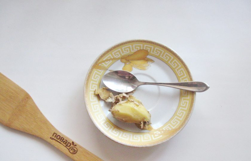 1. Этап. Варенье из дыни с имбирем: Корень имбиря помойте и очистите. Очень удобно это делать чайной ложкой. Нарежьте имбирь пластинками.