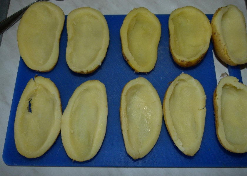 1. Этап. Ароматный запеченный фаршированный картофель: 4. То же самое проделываю и с каждой половинкой, в итоге получается вот такая лодочка из картошки.