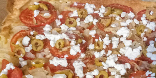 1. Этап. Тарт по мотивам греческого салата: Слегка охладить тарт. На его поверхности раскрошить фету и оставшееся орегано. Перед подачей спрыснуть лимонным соком и оставшимся оливковым маслом. Приятного аппетита.