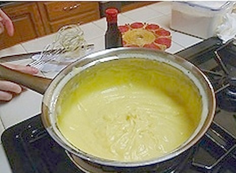 1. Этап. Заварной крем со сливками: Процедите заварной крем через мелкоячеистое сито, чтобы избавиться от комочков, если они есть.