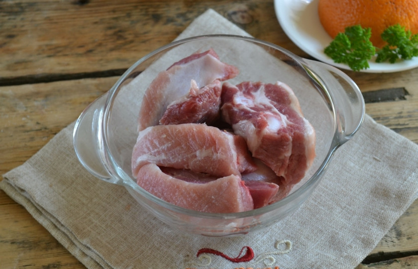 1. Этап. Мясо под сладким соусом: Мясо порежьте на небольшие куски и сложите в глубокую миску.