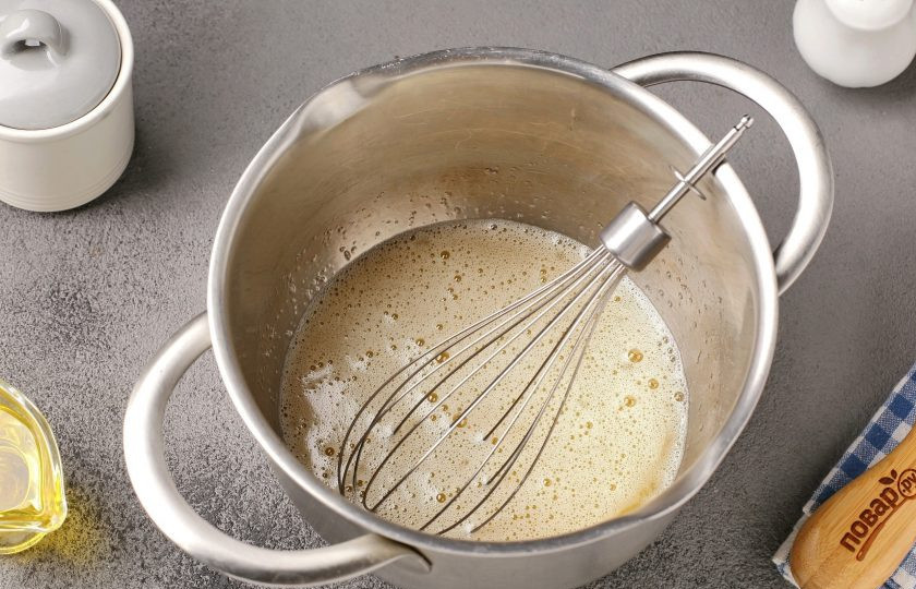 1. Этап. Блины на кислом кефире: Взбейте яйца с сахаром и солью.