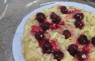 1. Этап. Блинный пирог с яблоками и меренгой: Противень застелите пекарской бумагой и смажьте маслом. Выложите блины, покрывая каждый яблочной начинкой. В два последних слоя я решила добавить вишню без косточек из варенья.