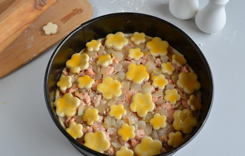 1. Этап. Слоеный пирог с семгой: Смажьте тесто желтком.