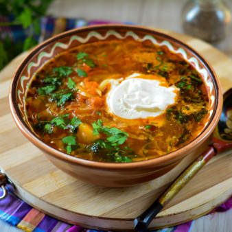 Борщ со сметаной и зеленью