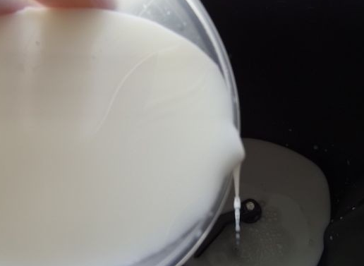 1. Этап. Хлеб с сыром: Залейте в форму молоко.