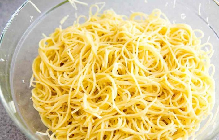 1. Этап. Запеченные спагетти: 5. Готовые спагетти откиньте на сито, промойте их холодной водой. Переложите спагетти в миску, добавьте к ним 2 столовые ложки оливкового масла, 2 взбитых яйца и перемешайте.