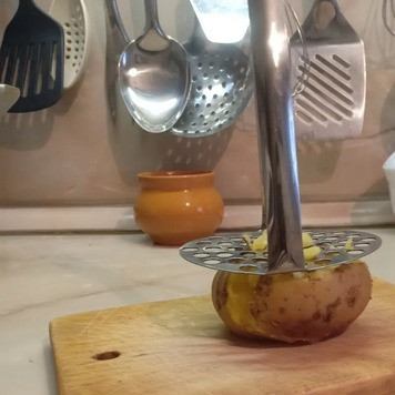 1. Этап. Битый картофель по-австралийски: Готовый картофель вынуть из воды, и каждый клубень слегка придавить толкушкой так, чтобы он немного треснул и сплющился.