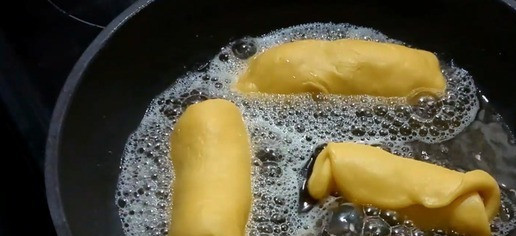 1. Этап. Жареные бананы в тесте: Разогрейте растительное масло на сковороде. Обжаривайте бананы в тесте на среднем огне, переворачивая, пока они не станут золотистыми со всех сторон.