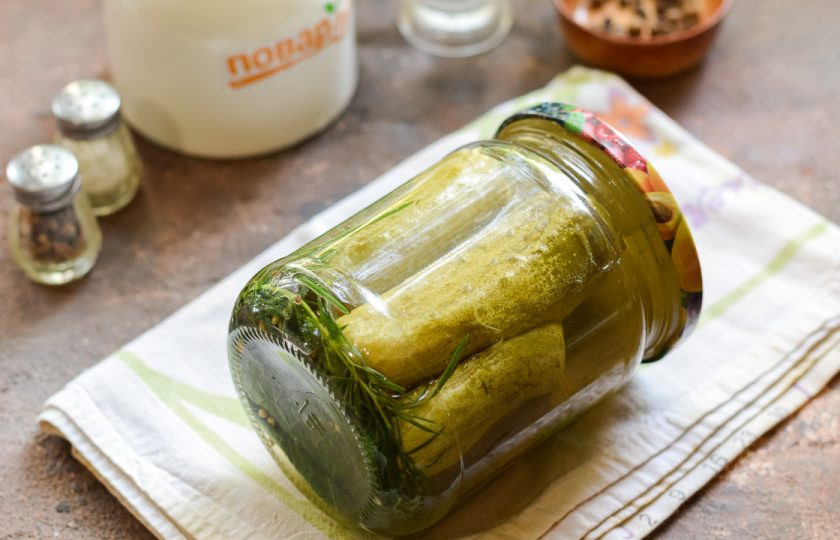 1. Этап. Огурцы с виноградными листьями на зиму: Верните сразу маринад в огурцы. Банку герметично закатайте стерильной крышкой, поставьте дном вверх. Укройте заготовку теплым пледом или одеялом, оставьте на 24 часа в покое. Спустя указанное время перенесите заготовку в кладовку.