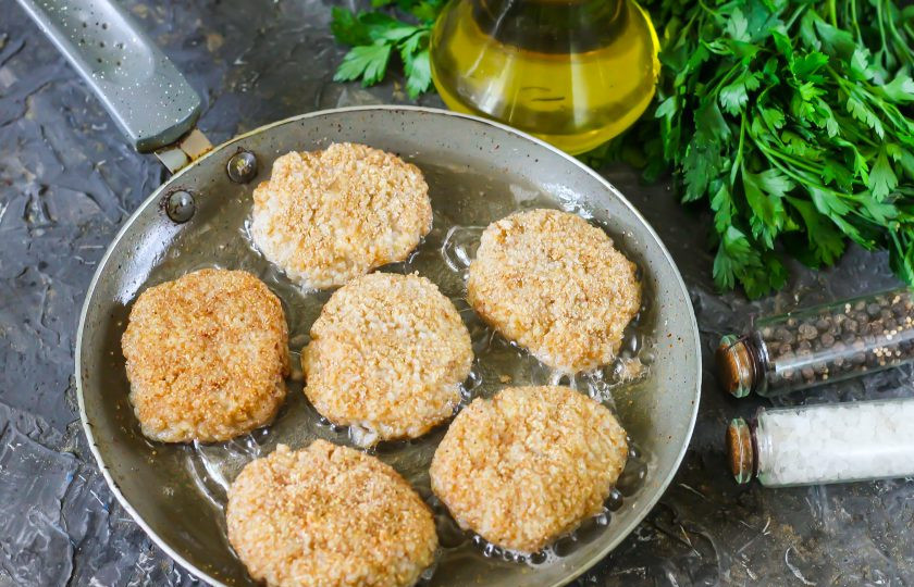 1. Этап. Котлеты из пшеничной каши: Тщательно раскалите сковороду с растительным маслом и выложите в масло все заготовки котлет. Обжарьте с одной стороны до румяной корочки около 1-2 минут. Затем переверните на другую сторону и обжарьте такое же количество времени.