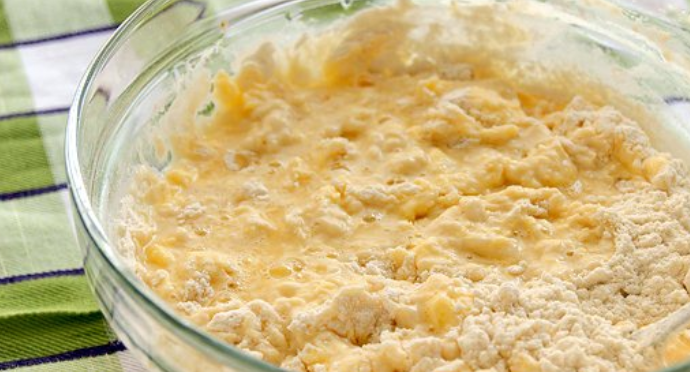 1. Этап. Бухарская самса: Смешиваем теплую воду с размягченным сливочным маслом, яйцом и солью. Постепенно добавляем просеянную муку, замешиваем тесто.