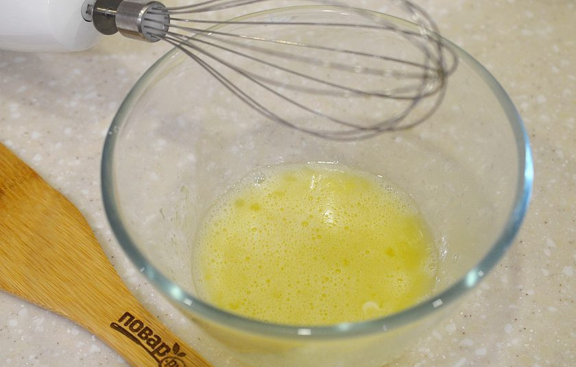 1. Этап. Канеле: 3. Яйцо и желток взбейте с оставшимся сахаром.