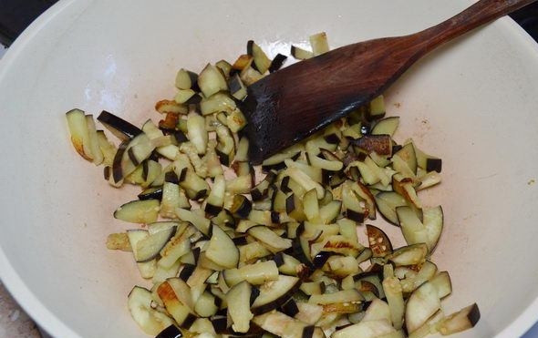 1. Этап. Лобио из белой фасоли: 5. Отдельно обжариваем баклажаны до готовности.