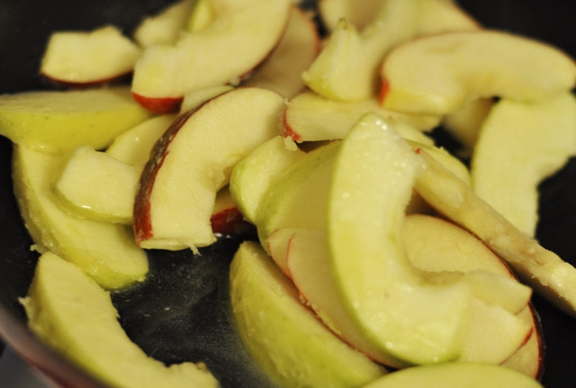 1. Этап. Шарлотка из яблок в духовке: Яблоки очистите от кожуры и сердцевины. Нарежьте тонкими дольками.