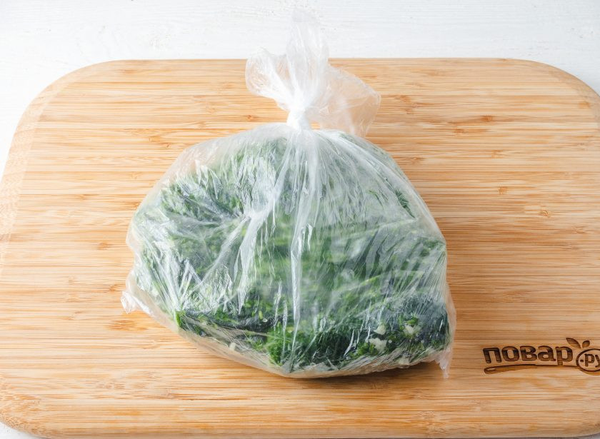 1. Этап. Малосольные огурчики в пакете: Завяжите пакет и аккуратно всё распределите, потрясите и перемешайте. Уберите пакет в холодильник на 9-10 часов. Можно в процессе засолки несколько раз «потрясти».