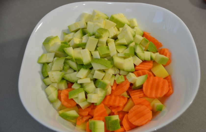 1. Этап. Овощное рагу в пакете для запекания: Кабачок порежьте кубиком.