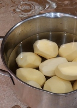 1. Этап. Картофель фри моей мечты: 2. Очищаем картофель от кожуры, хорошо промываем. Можно срезать округлые формы, придавая клубням форму куба. Так блюдо будет выглядеть как в ресторане.