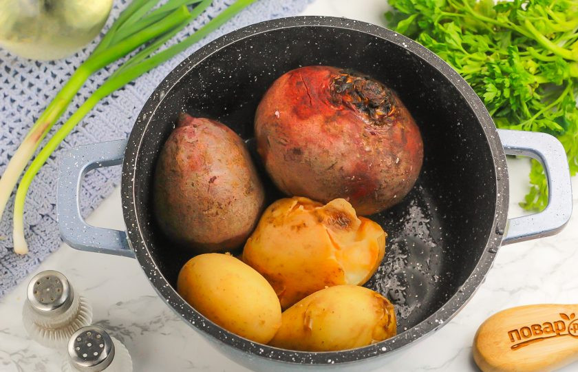 1. Этап. Свекольник по-еврейски: Отварите средние картофелины и свеклы в течение 30 минут на умеренном нагреве и также остудите в ледяной воде. Счистите с овощей кожуру.