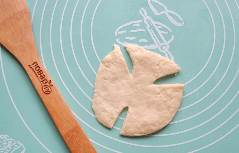 1. Этап. Булочки Как у бабушки: Второй вид булочек. Из другой части теста также скатайте шарики. Каждый шарик раскатайте в круг, на котором сделайте 3 надреза.