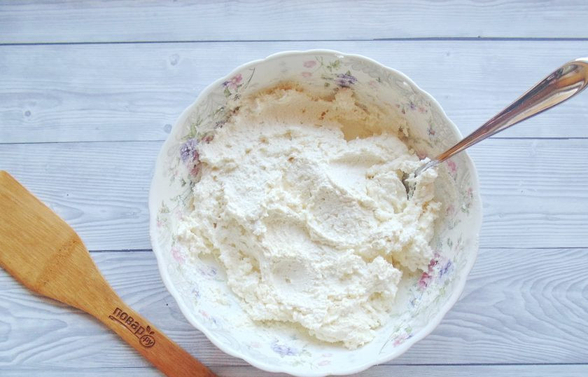 1. Этап. Сырники без глютена и сахара: Перемешайте все ингредиенты теста для сырников.