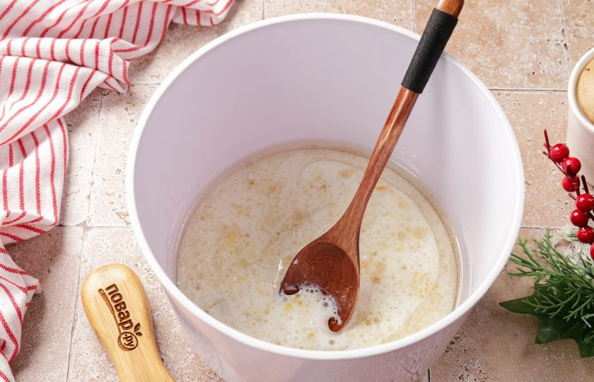 1. Этап. Новогодний пирог Змейка: Соедините тёплое молоко, растительное масло, сахар, соль, яйцо и дрожжи. Перемешайте и оставьте на 10 минут.