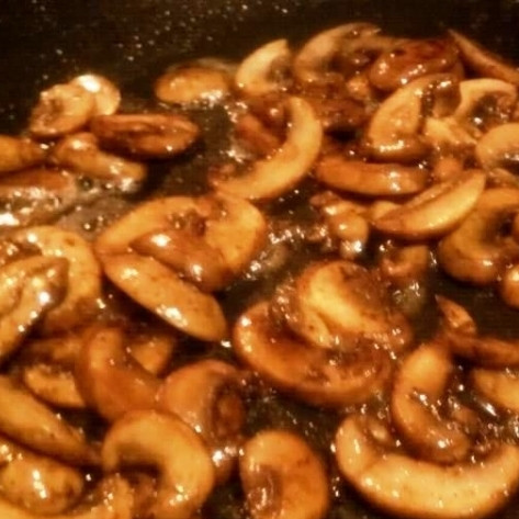 1. Этап. Медальон из говядины: Жарим на среднем огне до коричневого цвета грибов.