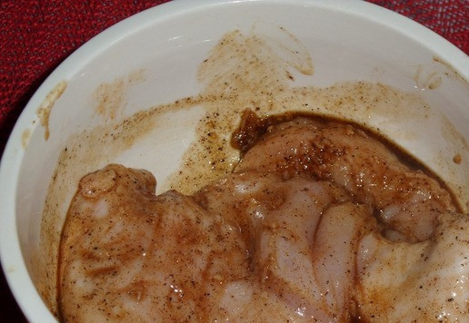 1. Этап. Кукурузно-морковный суп с курицей: Выкладываем в миску куриную грудку. Равномерно распределяем маринад. Накрываем миску крышкой и оставляем на 30-40 минут.