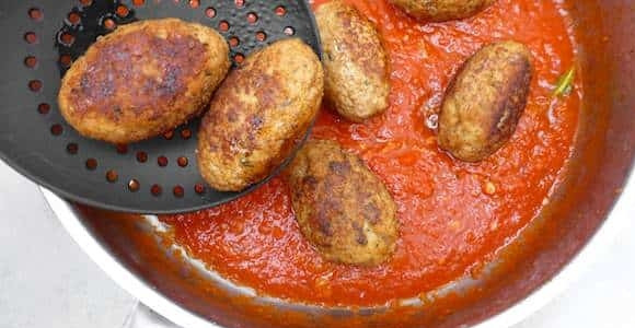 1. Этап. Тефтели в соусе Кефтедес: 10. Потушите соус минут 5, а после выложите тефтельки и тушите на среднем огне до готовности. Приятного аппетита!