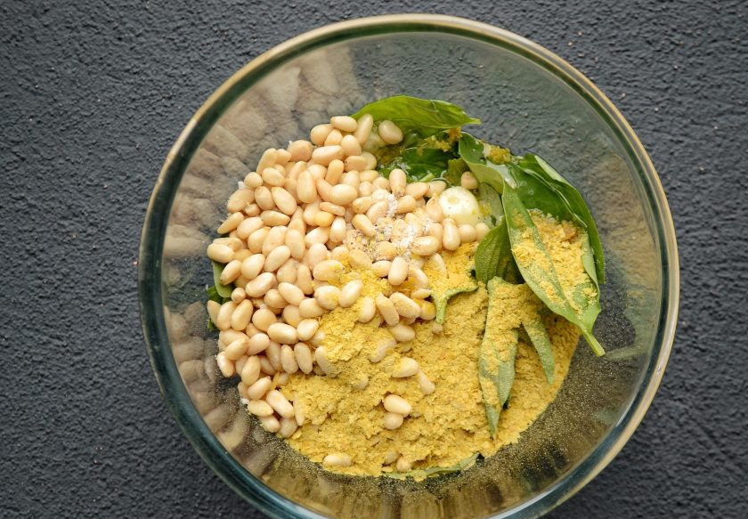 1. Этап. Веганский песто: Сложите все ингредиенты в отдельную ёмкость. Измельчите блендером до однородной консистенции.