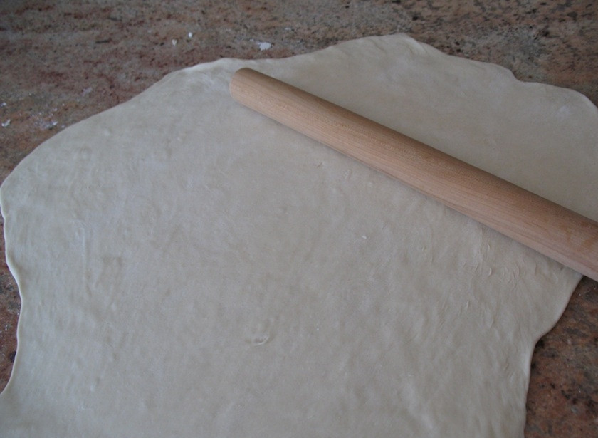 1. Этап. Цуйван: 8. Достаньте тесто и раскатайте его очень тонко, затем сверните рулетиком.