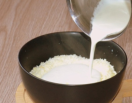 1. Этап. Глазурь из белого шоколада: Сливки довести до кипения, залить ими шоколад.