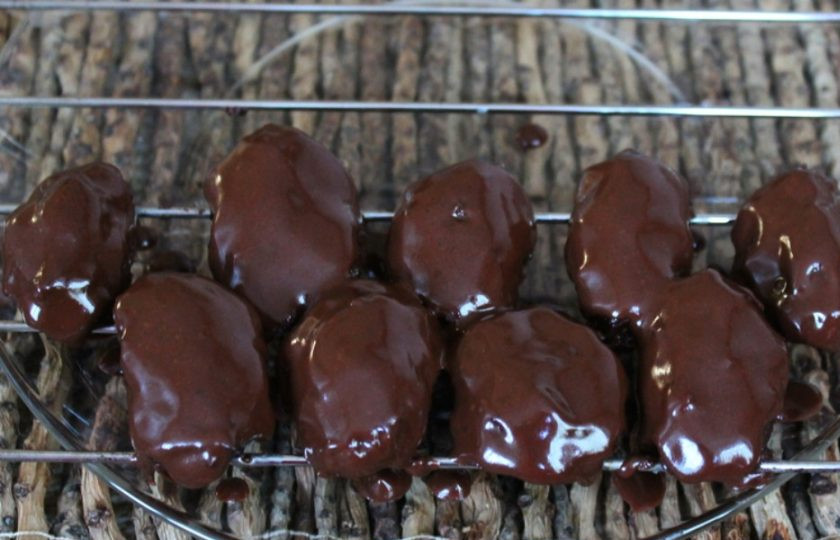 1. Этап. Чернослив с орехом в шоколаде: Чернослив в шоколаде выкладываем на решетку, под решетку ставим плоскую тарелку. Сверху чернослив поливаем шоколадом и оставляем в прохладном месте на 30-40 минут.